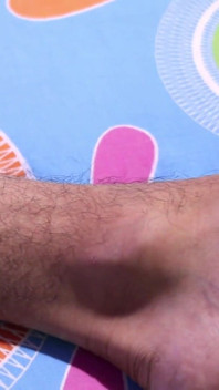 Ich wichs meinen großen latino-schwanz in ein kondom, fülle ihn mit sperma und iss dann das sperma aus dem kondom