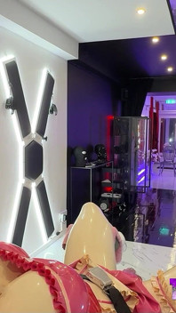 Une tapette en cage est utilisée comme jouet de baise, partie 2