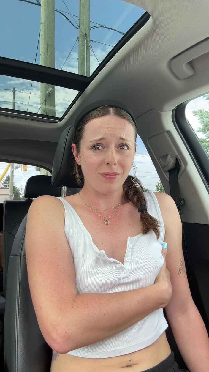 Nadia Foxx: Wypróbowując uroczy nowy wibrator na zajętym parkingu!
