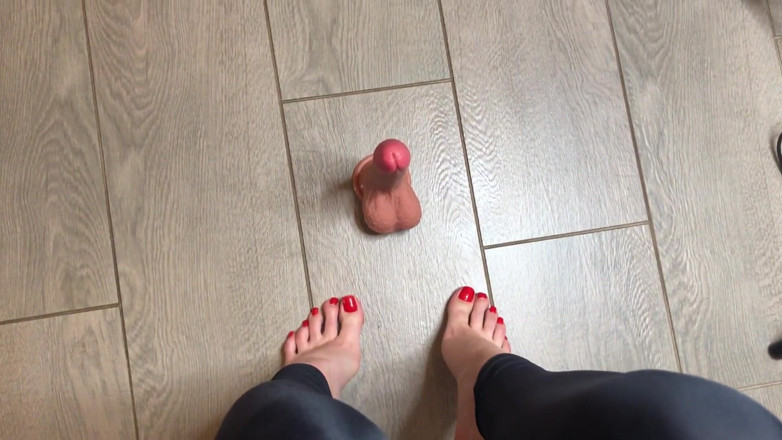 Homemade_Handjob: Kaki kuku merah seksi bermain dengan dildo