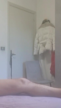 MILF con látex y medias, lamiéndose el coño, follando y eyaculando en la boca