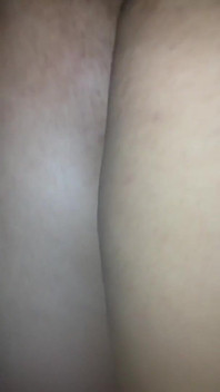 Enfonçant la bite dans le cul de la femme de chambre au repos