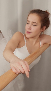 La piccola ballerina paga il suo allenatore con la figa. Nicole Murkovski. Incantesimo Martin.