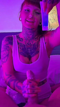 彼女が私の大きなチンコにフェラチオおもちゃを使っている