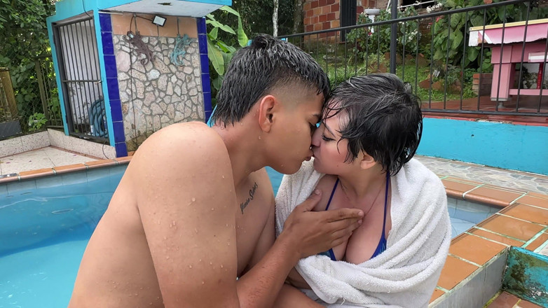 ManuelaAlvarez: Ik help mijn sexy stiefzus met grote kont zodat ze...