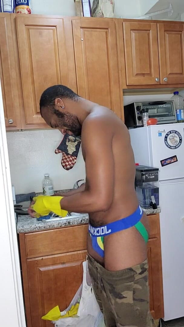 Kennie Jai: Kennie Jai pulisce la casa nuda parte prima