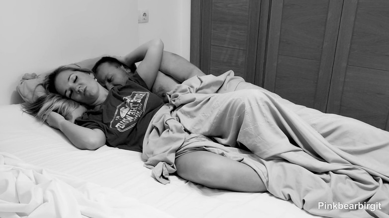 Pinkbearbirgit: Shhh कामुक milf(चोदने लायक मम्मी) आधी रात को आवाज न करने की कोशिश कर रही है