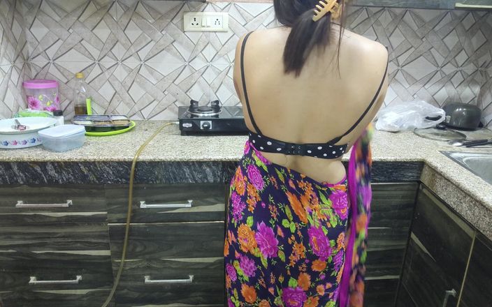 Saarabhabhi6: Indiancă Bhabhi Alon acasă și vine în camera mea să fută și să...