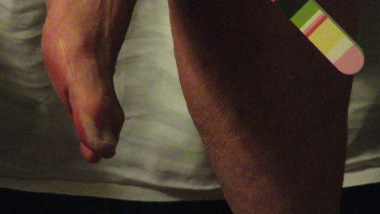 BBW nurse Vicki adventures with friends: Sexy Nederlands meisje bestanden haar teennagels voor je terwijl haar...