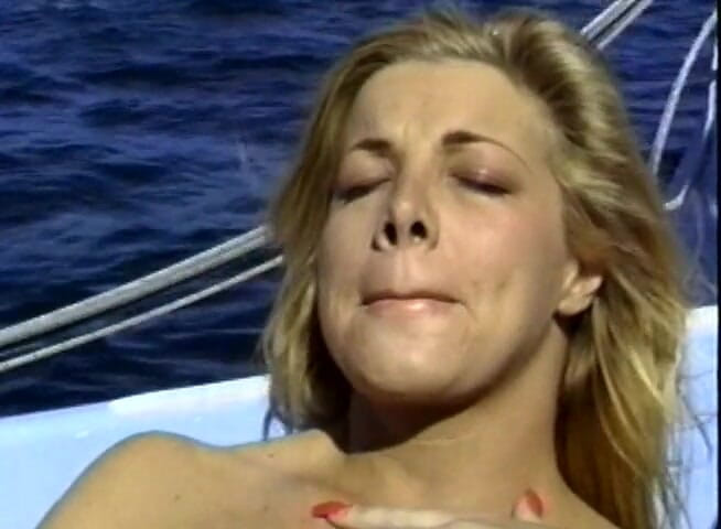 Alfacontent Babes: Une beauté blonde à gros nichons se fait sodomiser dehors sur...