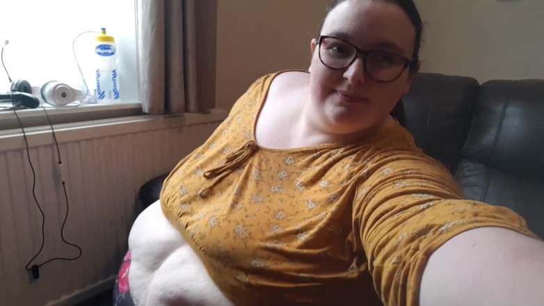 SSBBWLadyBrads: สาวอวบอ้วนท้องยักษ์กินข้าวบนโซฟา
