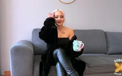 Joy, la bomba di vent'anni ama succhiare i
