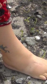 Jen Shows up Her Naked Feet in the Sand