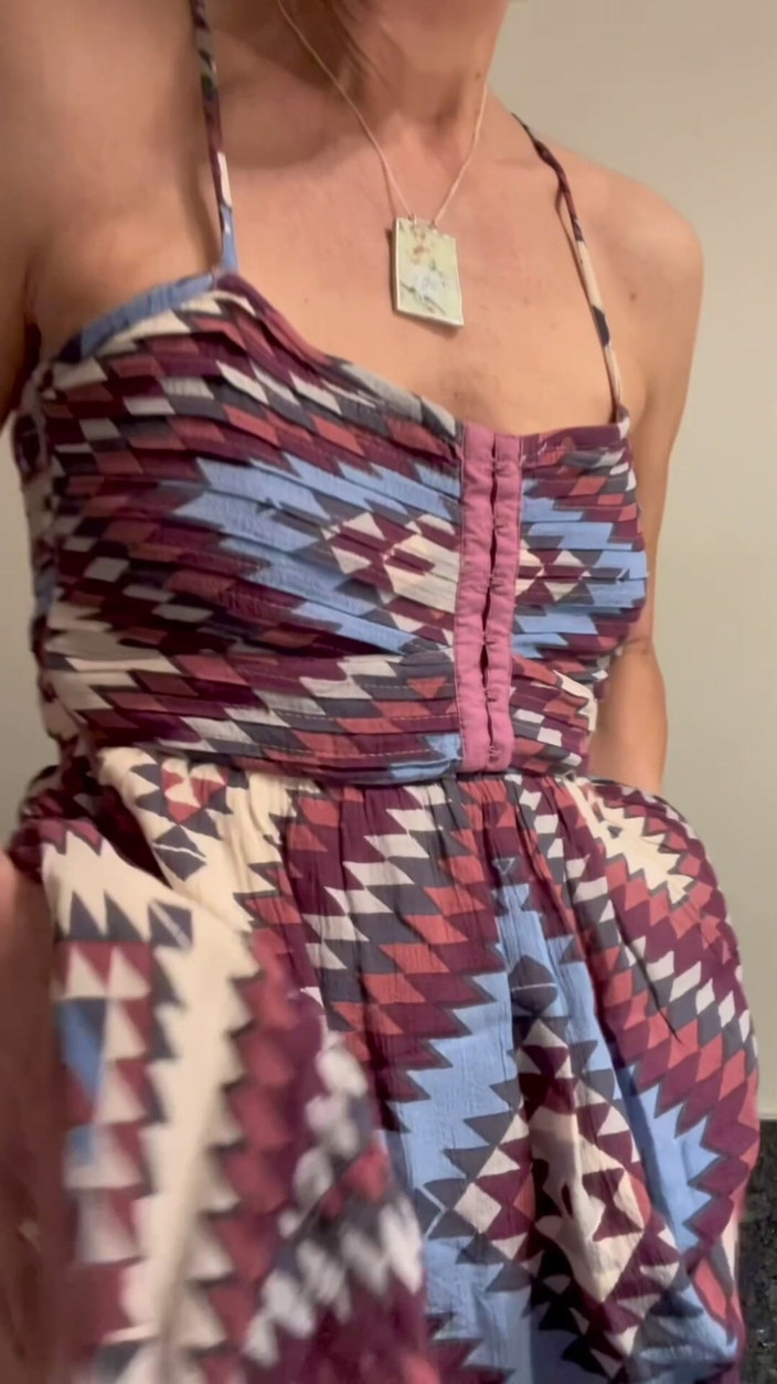 RoxyRidesAgain: Sexig mogen MILF Roxyridesaagin turnerar dig runt hennes saftiga rövhål...