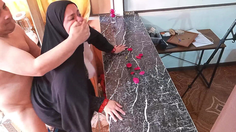 BBW Kelly Mom: Ngentot ibu tiriku berhijab di dapur