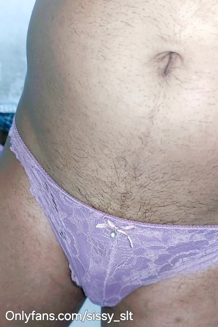Sissy Slut Simran: Ladyboy Se Svléká a Čůrá Venku V Kleci Cudnosti a Kolíku