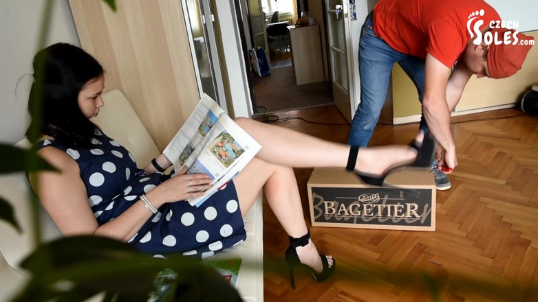 Czech Soles - foot fetish content: Penggerak rumah dengan penuh semangat memuja kaki kliennya