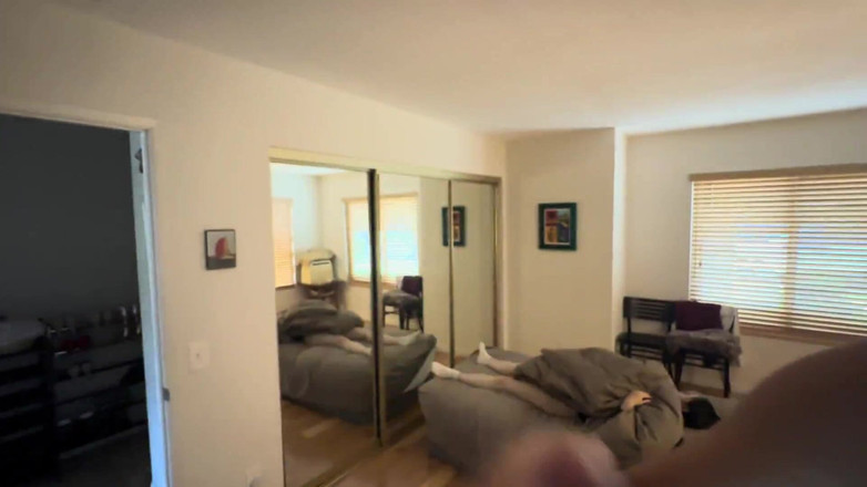 SquishMallow3328: 190cm 100kg čínský hřebec kouří na balkóně a šuká čínskou děvku v ložnici