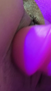 너무 쪼이는 으로 밀어 들이기 어려웠다... 내 보지를 쭉 뻗고 나를 열심히 따먹는 걸 지켜봐