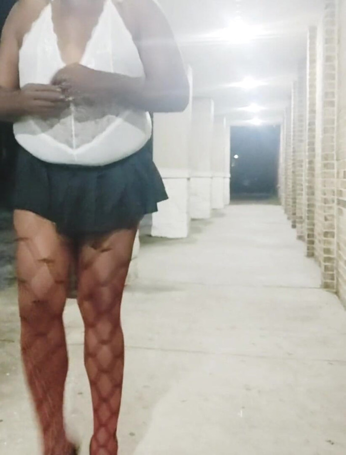 Kyla Throatz: Kyla Throatz di luar ruangan