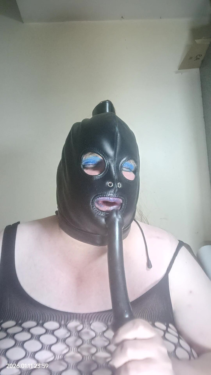 Stephanie-Nicole-TV: Bbw-tv zuigt dildo en slaat ook ermee op haar wangen