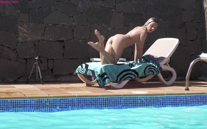 Chloe Toy: Stuzzica l'acqua con un micro bikini