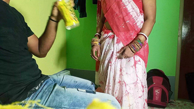 FireeCouple: 食べ物を届けに来たゾマトの男の子が騙されてマンコ犯しちゃいました