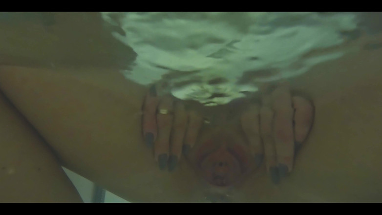 Crazywifeslut: Lol aku lagi menguji bagaimana kameraku kedap air