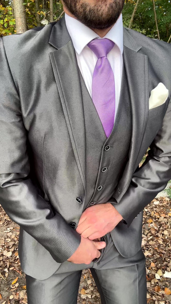 Master Shiny Shoes: Masturbation manuelle publique en plein air en costume brillant