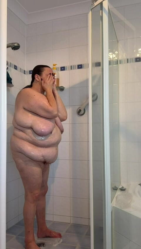 WeAreFukBunnies: Schau zu, wie ich mein klaffendes fotzenloch säubere