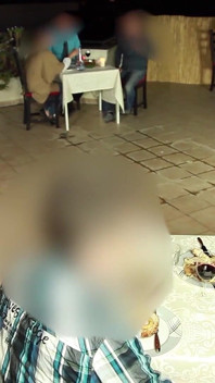 Restoranda bile, misafirlerin önünde sikişiyor!
