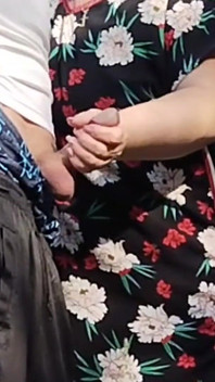 Tchýně mi drží ptáka, zatímco čůrám a pak ho saje na veřejnosti