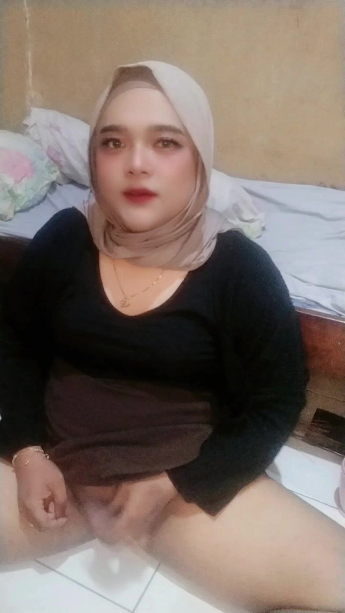 Ivvy Crossdresser: Hijab Crossdresser Ivvy, Playing with Her Butplugg