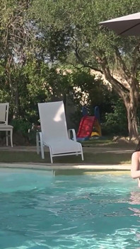 Alătură-te fetelor pentru un joc sfârâit de striptease volei