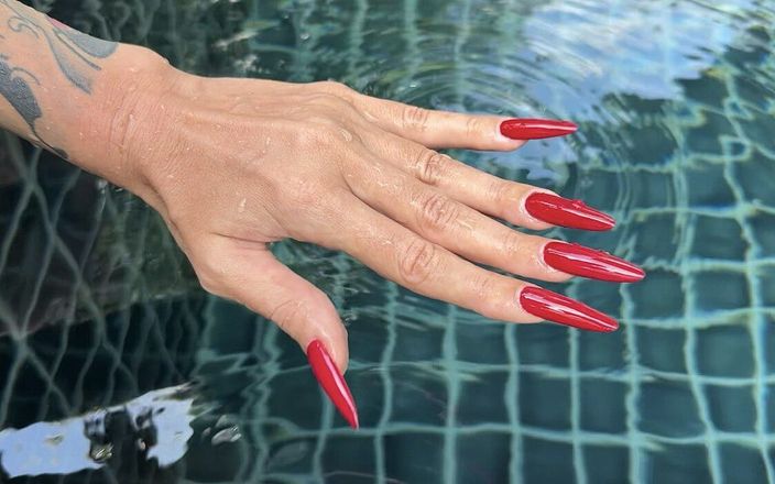 Julia domaina: Unghii lungi roșii și degete lungi în piscină