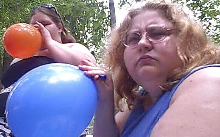 BBW nurse Vicki adventures with friends: Толстушка взрывает воздушный шарик на улице и попчит