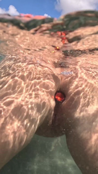 Naakte milf zwemt met anale plug onder water