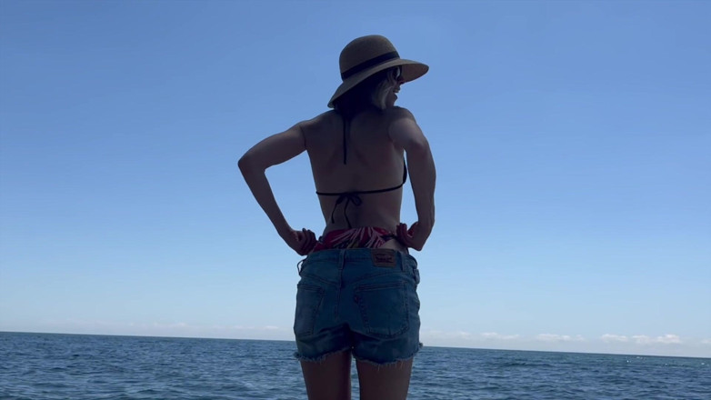 Serenity Cox: 妻子在海滩上被丈夫和他的朋友性交，最后以两次内射结束