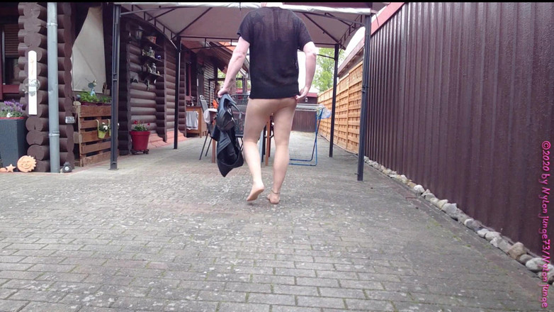 Carmen_Nylonjunge: Nylonjunge fait tomber sa jupe