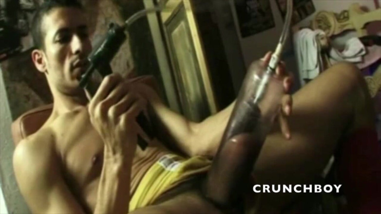 Crunch Boy: Behaarter junge von XXL-dildo in einem hinterzimmer gefickt - hinter den...