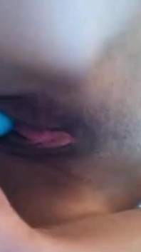Nuova figa che si masturba con la spazzola