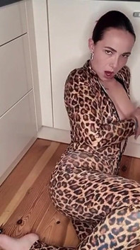 Dedos en mi coño mojado en un catsuit apretado de leopardo