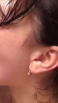 Con cu nhỏ trượt vào âm hộ đầy xà phòng, đầy lông