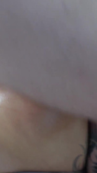 Der Finger des Masseurs glitt in ihren Anal und sie bat ihn, ihren Arsch zu ficken!