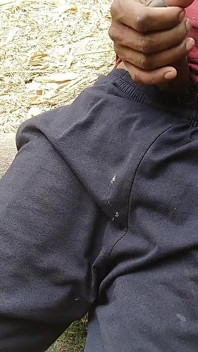 Mentre vagava nel campo, iniziò a colpire l'elsa