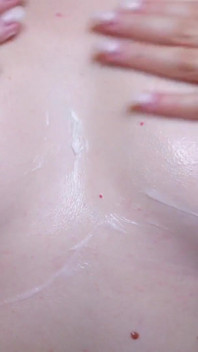 Tette piccole e capezzoli naturali perfetti con crema