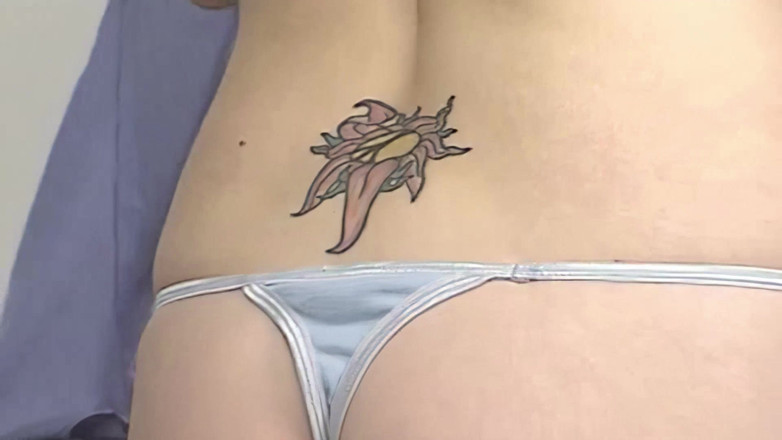 Amateur Pornos XXX: Meisjes met nerdy bril zuigen pik en nemen sperma in...