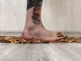 Footmodel Valery: Tatuada menina esmagando hambúrgueres Royl