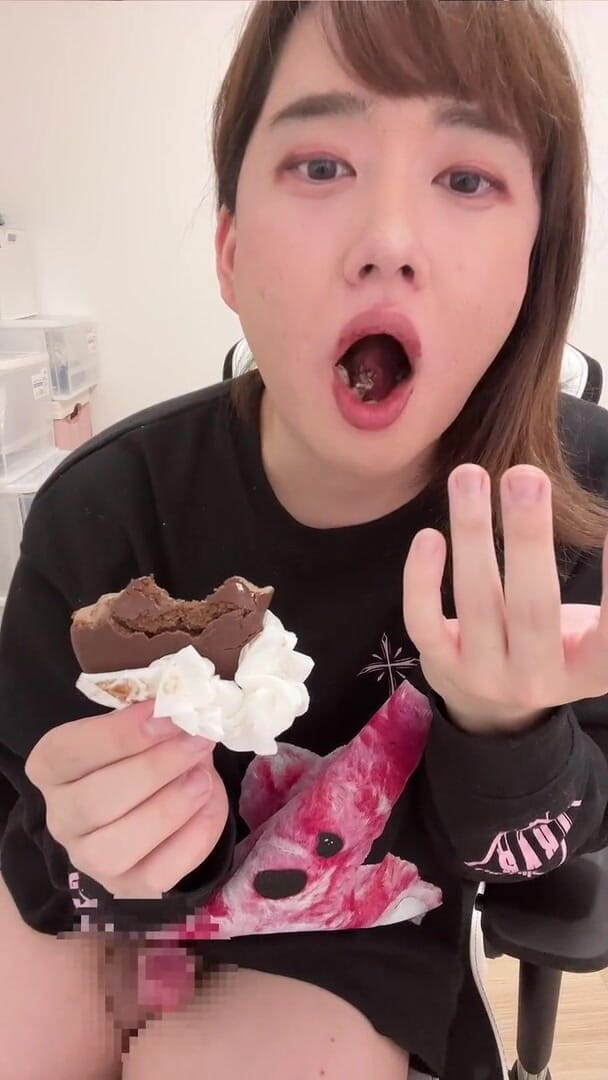 MinamiCrossdresser: คนญี่ปุ่นราดน้ำอสุจิลงบนพายช็อกโกแลต