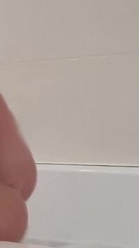 Tenen in een bubbelbad
